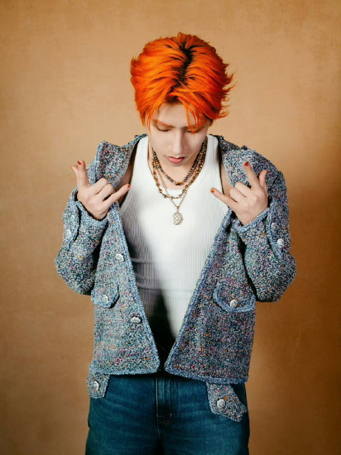 王一珩粗花呢look也太绝了粗花呢拼牛仔+橘发氛围感拉满松弛感拿捏得死死的王一珩