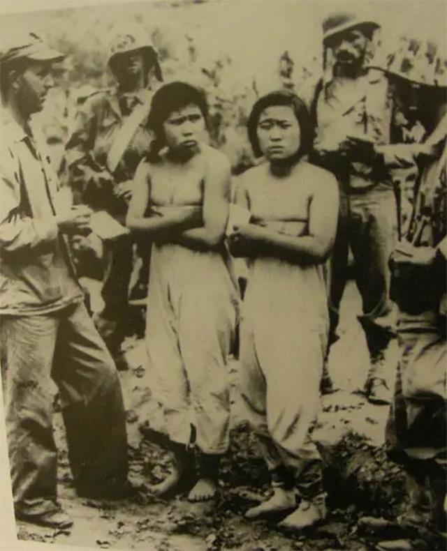 1950年，画面里两名朝鲜女战士落入美军手中，上身衣物被强行褪去，美军士兵在一旁