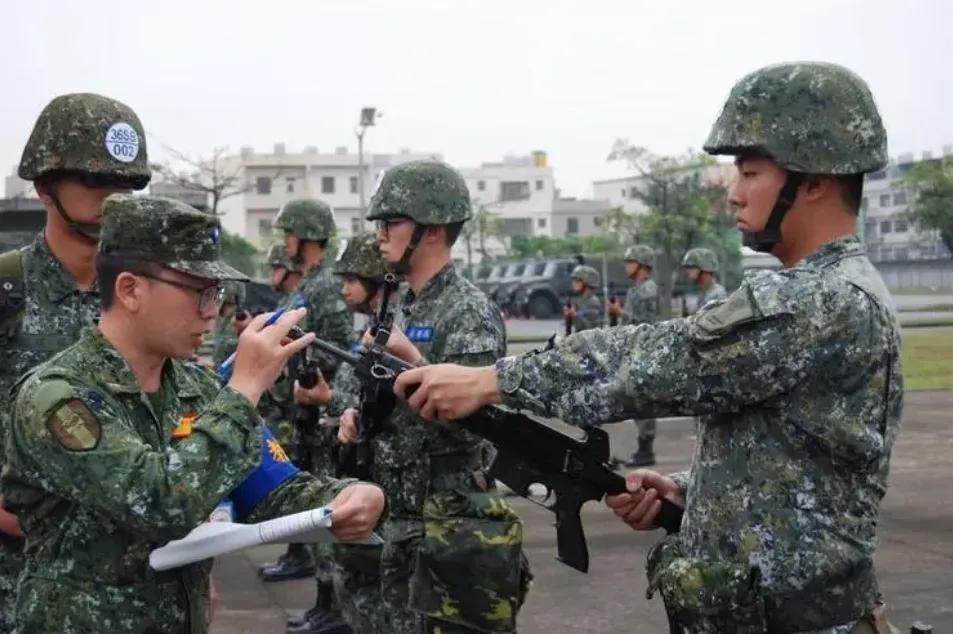 【台湾“海陆新训中心”遗失枪枝，7名军官拿空气枪调包？2名军官遭弹劾】 
台湾“