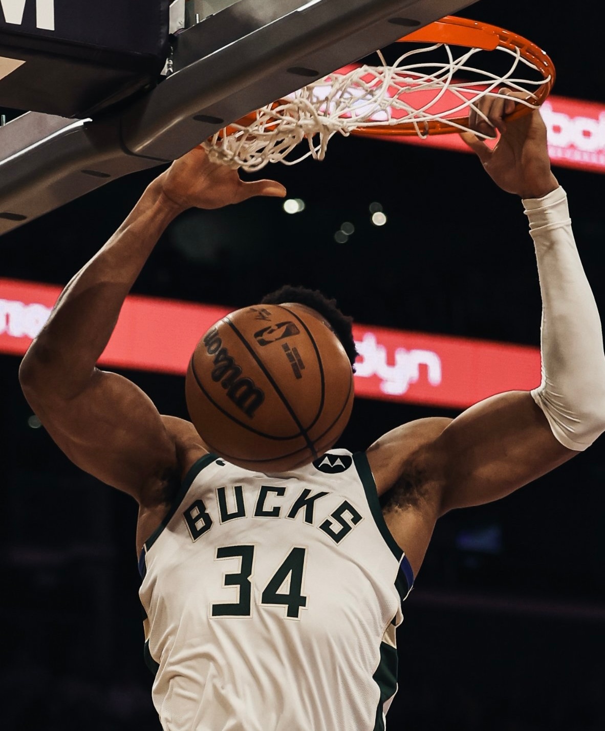 这雄鹿轻飘飘的被森林狼干了30多分，还以为字母没上呢，雄鹿真该当机立断直接交易算