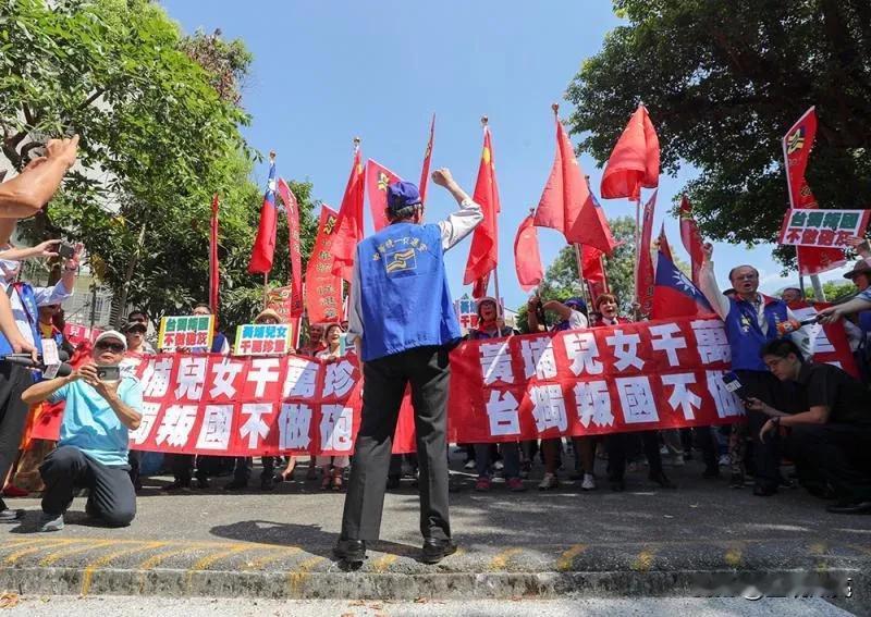 “台独”分子嚣张至极，公然抗议大陆师生访问团！
大陆师生访问团赴台交流访问，受到