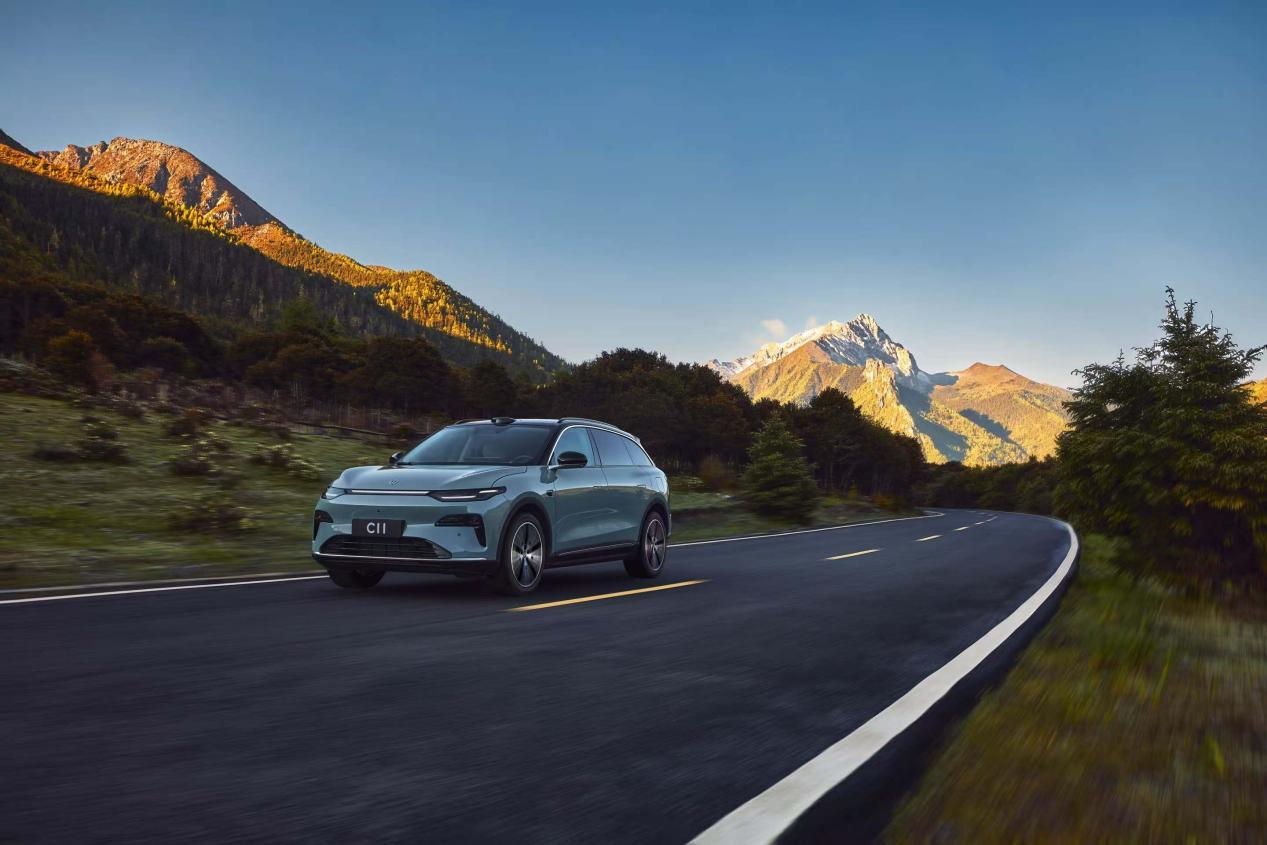 宋Ultra很香，但看完零跑C11我冷静了。
 
昨晚，比亚迪开启了闪充发布会，