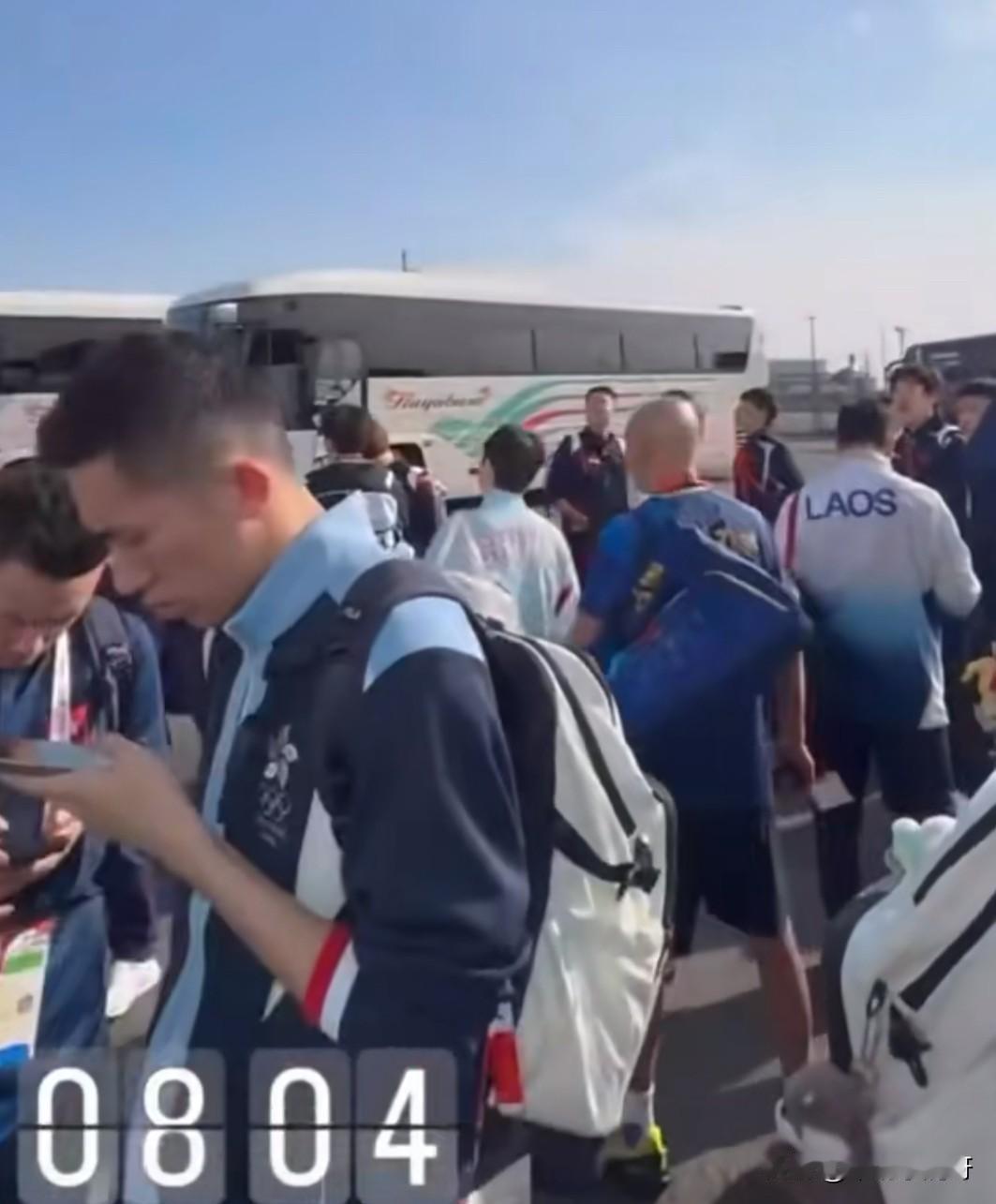 9.19莎莎在等班车，听现场饿人员说游轮接送班车今日迟到20分钟了，各国运动员就