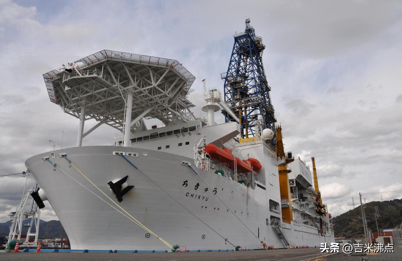 南鸟岛挖出稀土泥，日本急着官宣，中国却一声不吭。
这事没表面那么热闹。
2月1号