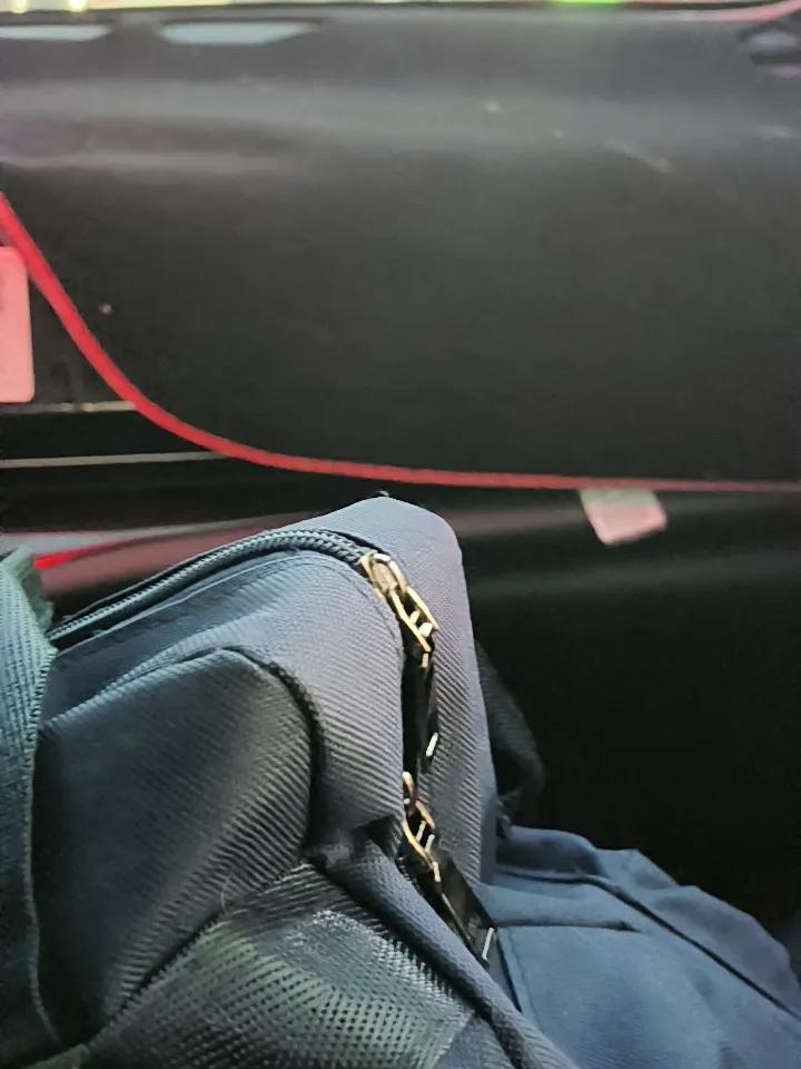 此刻，我正坐在出租车上，
出租车司机正在一边开车，一边刷抖音。
我想偷拍他。我也