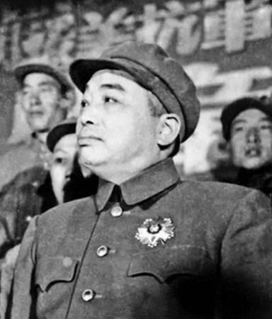 1958年，彭老总到兰州军区视察，吃饭时，他发现了一个干部很眼熟，便放下筷子看了