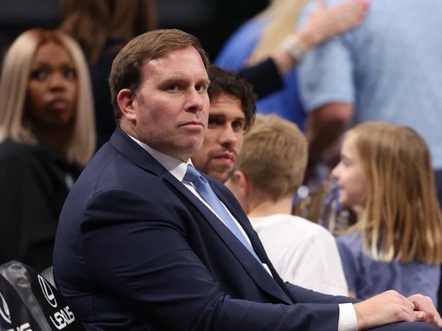 Jake Fischer：达拉斯独行侠队预计将在未来一个月内评估现有阵容。 