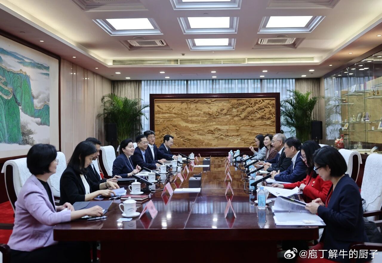 2026年6月9日，国家金融监督管理总局党委书记、局长丁向群会见由香港金管局总裁
