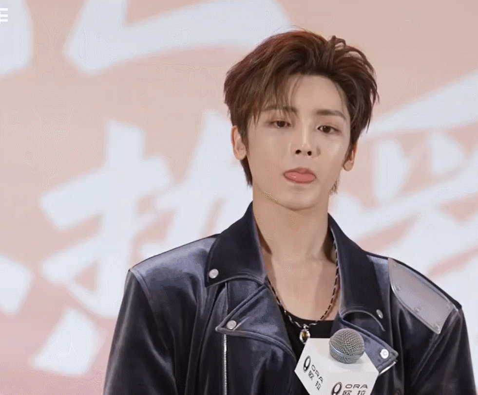 侯明昊在品牌发布会上的 “理想座驾” 也太绝了！经典不随波逐流的设计，一眼就戳中