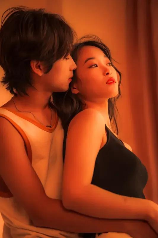 心动那一刻的微妙感觉，说了就破坏气氛。
两个人不用说话就懂的默契，不需要言语
 