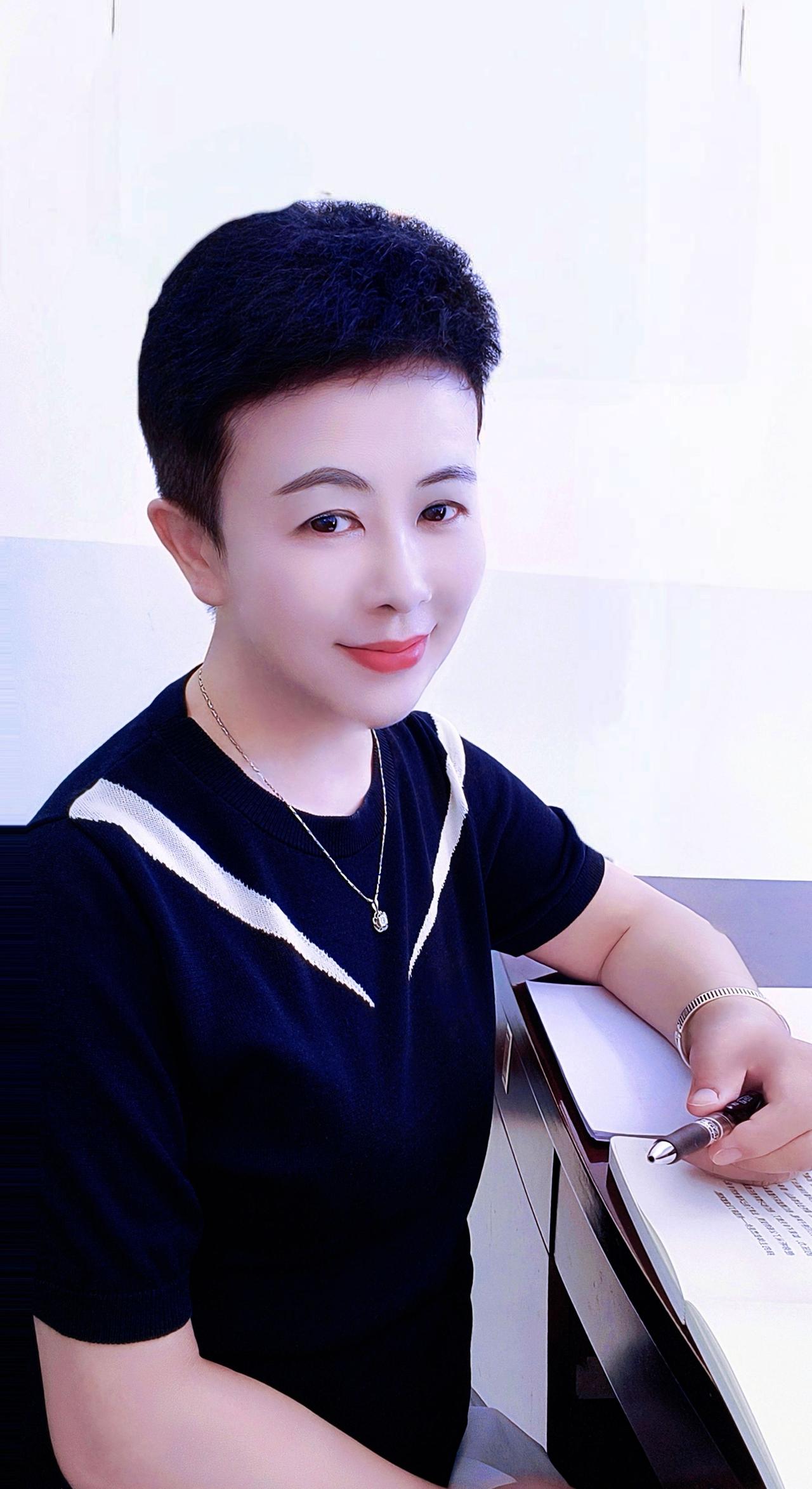结束一天的忙碌，踏实工作，认真生活。
哪怕在夜晚，也要给自己留一束光。🌙夜晚的
