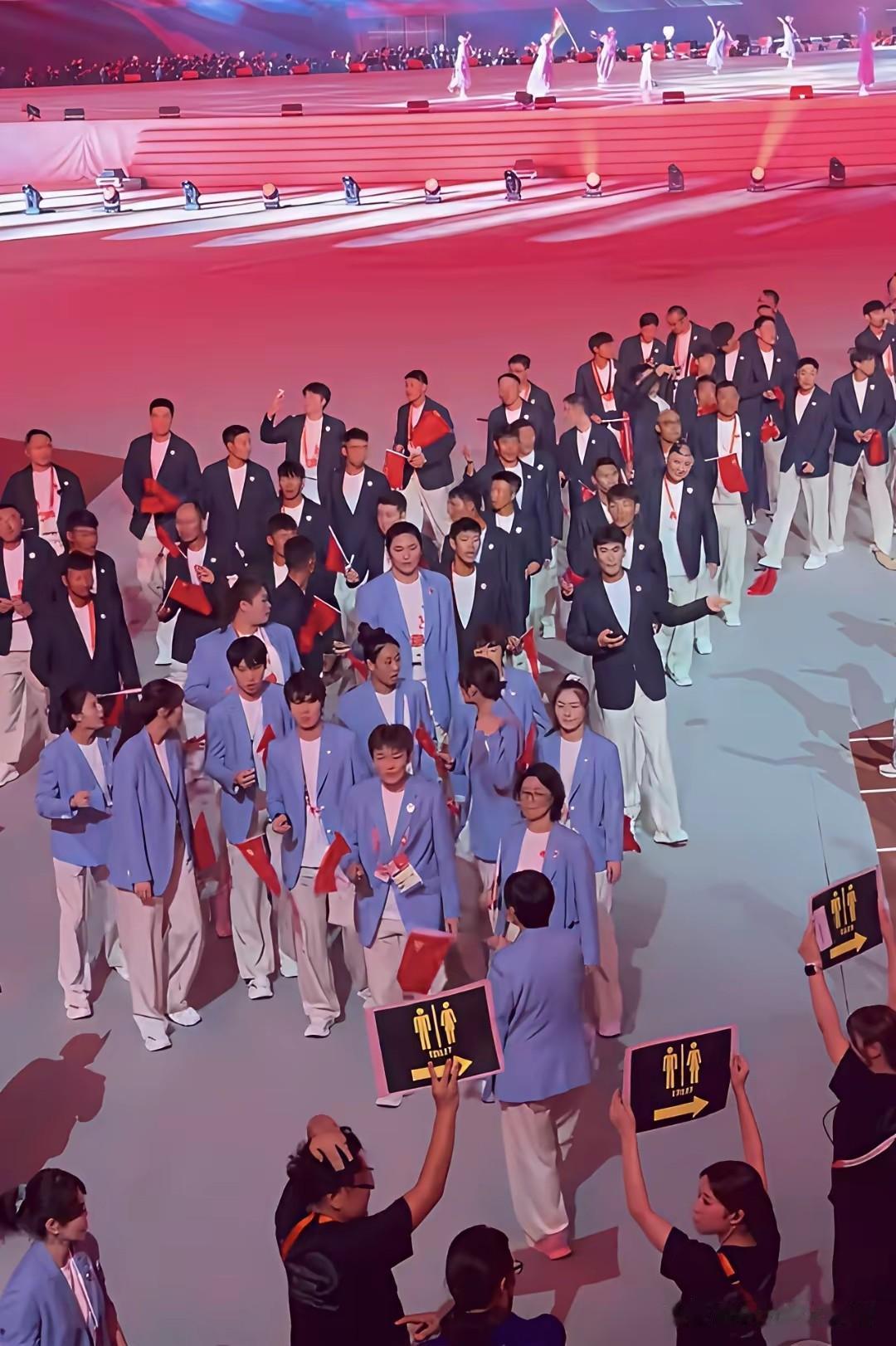 亚运会的厕所指示牌什么意思，真的看不懂，还不是一个指示牌，是多个指示牌。
其实这