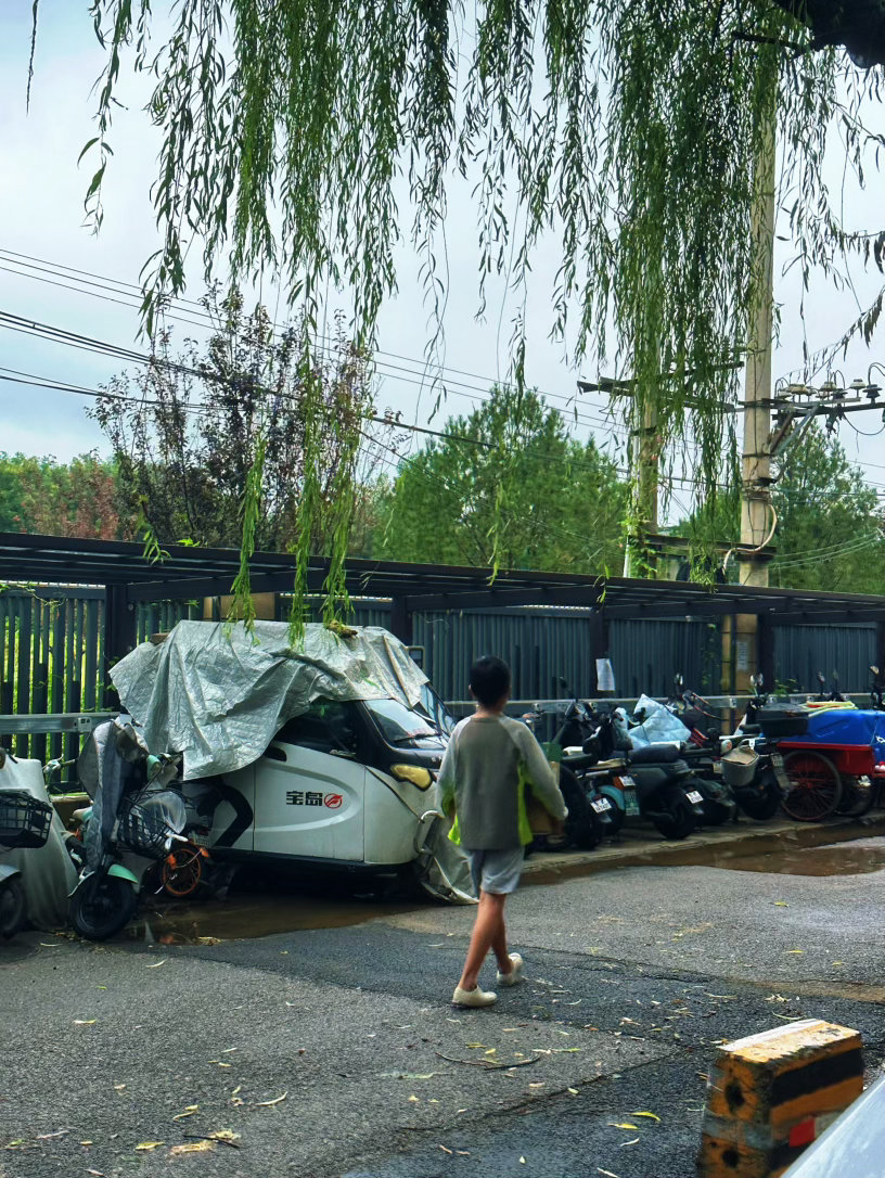 昨天在工地核对点位，师傅说家里的空气开关需要更换。我问了下价格，他们公司有两个牌