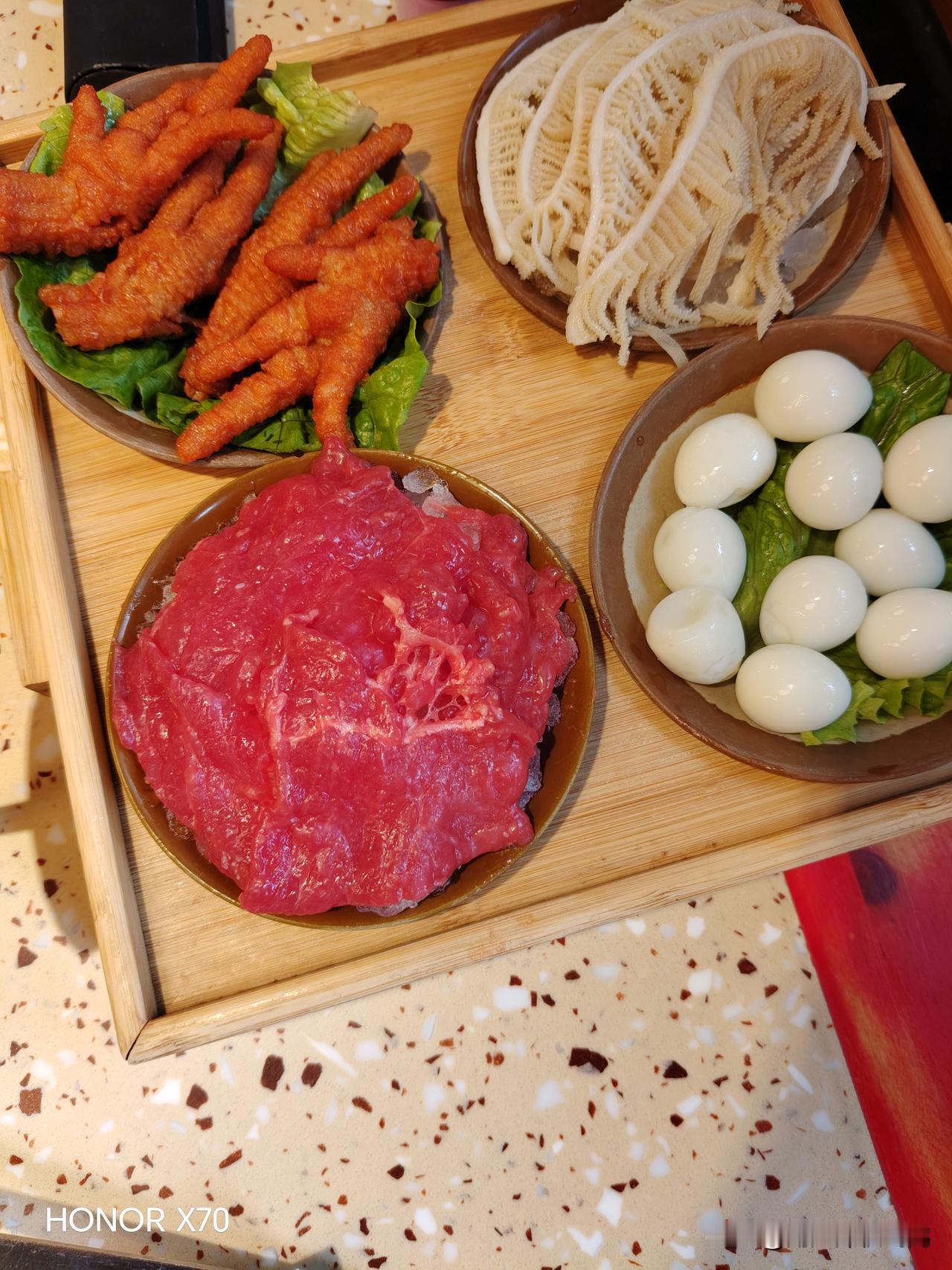 一入蜀味深，从此平淡唇。
久恋椒香醉，世间无珍馐。
一一食川菜有感