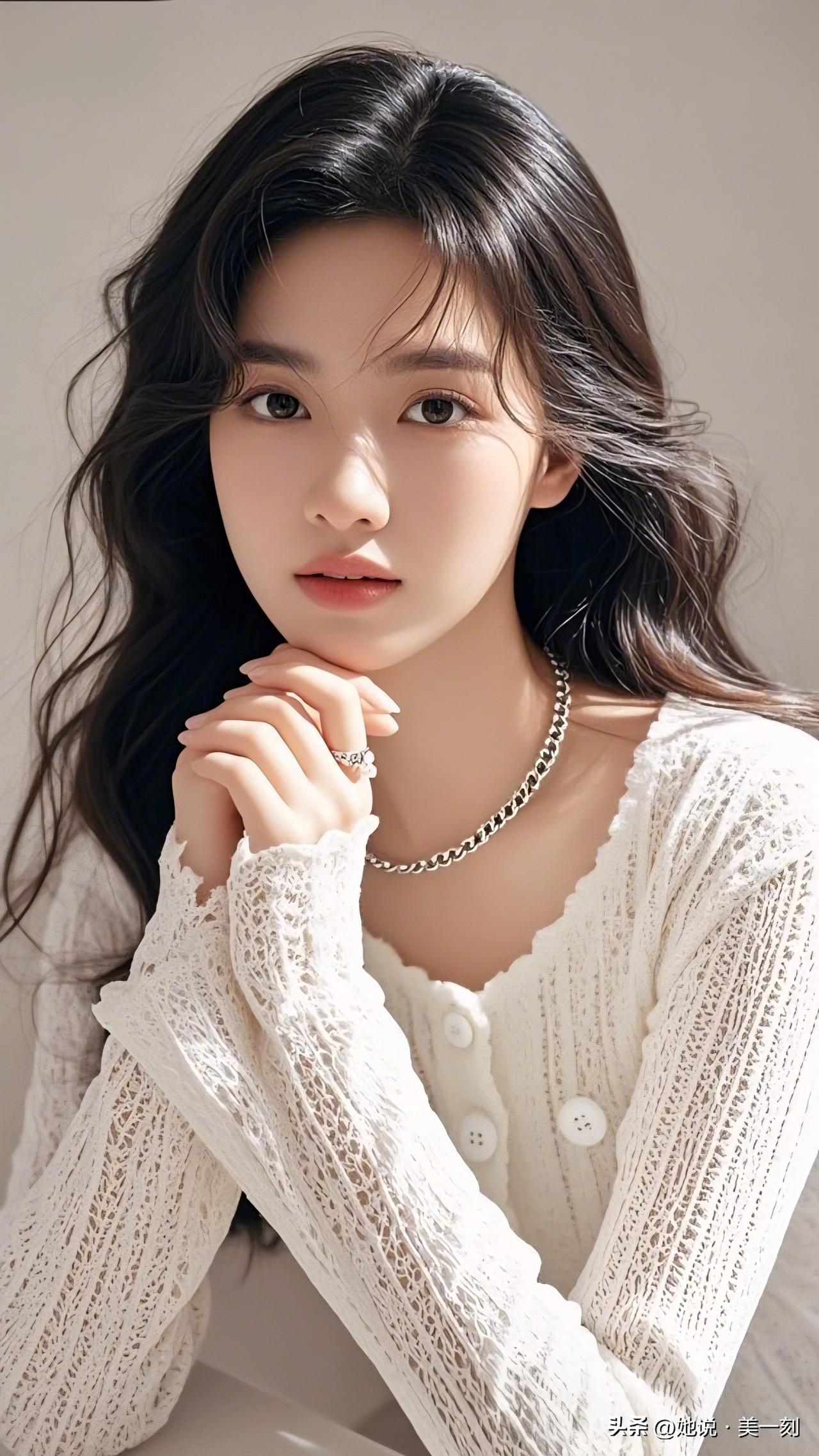 温柔甜美的少女，白色蕾丝毛衣搭配银色项链，清新自然。美女究竟能有多美