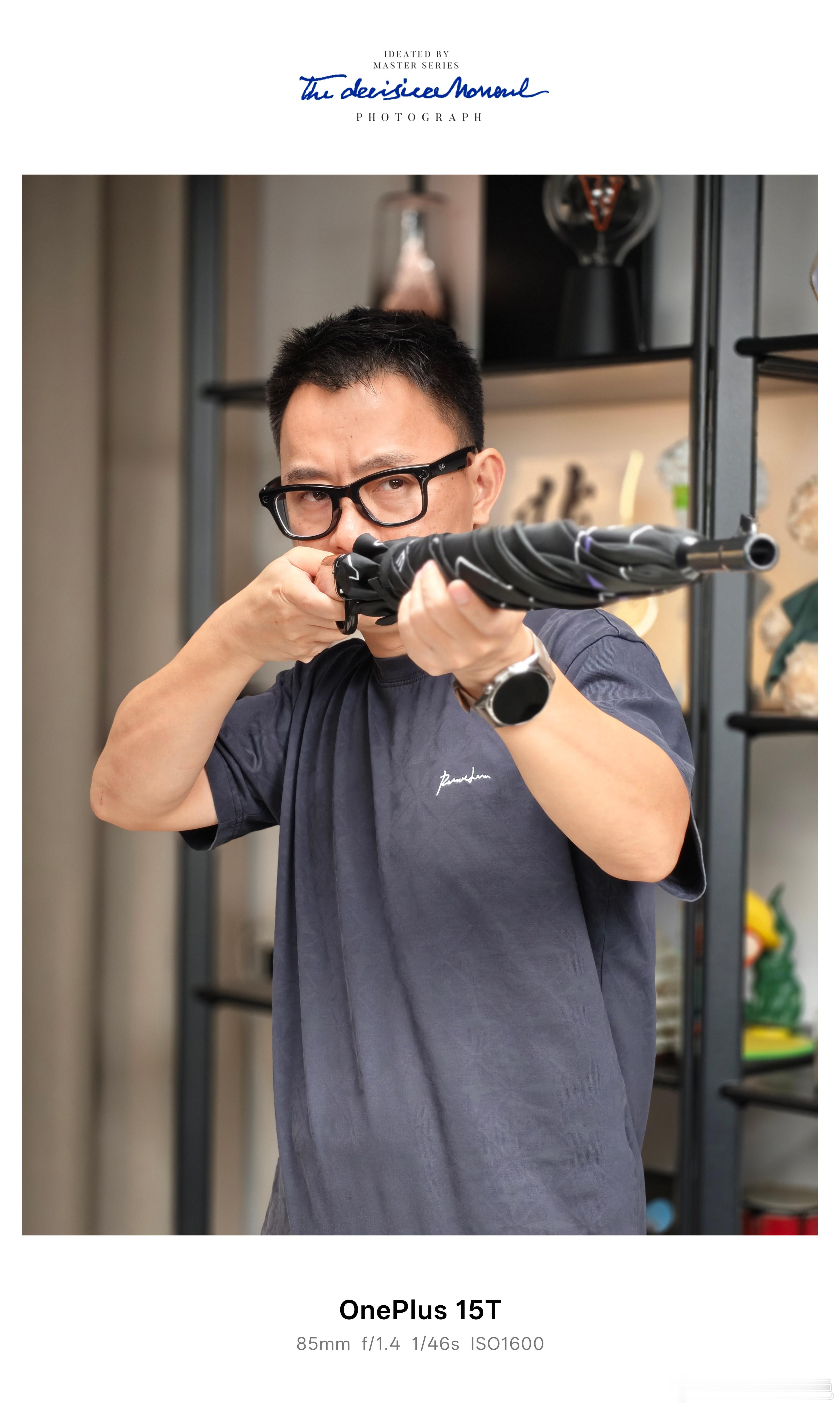 一加Ace6至尊版邀请函是一把枪型手柄的雨伞，真一枪封神了，喜欢吗？ 