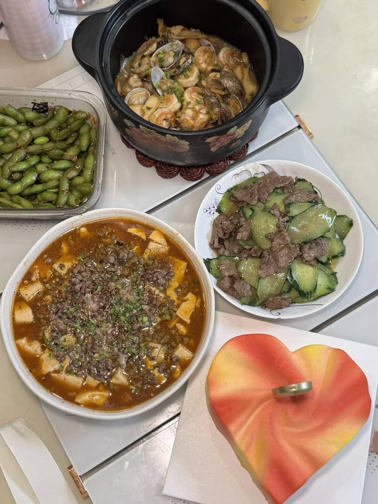 发现没，
不管家里花多少钱，
好像这些钱都是妈妈花的，别人都说妈妈花钱大手大脚，