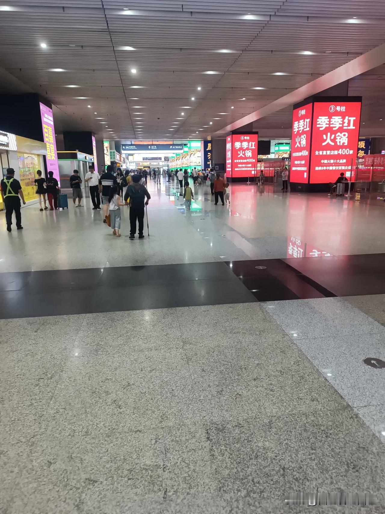 下午来南昌西客站接人，站内竟然不开空调？我也是惊讶了的，这大热的天，整个月站内热