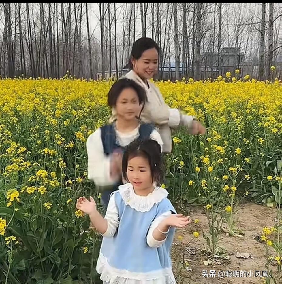 小故事！
   李佳 她这是苦中作乐，不管日子过得再难，她对着 孩子们也总露出久