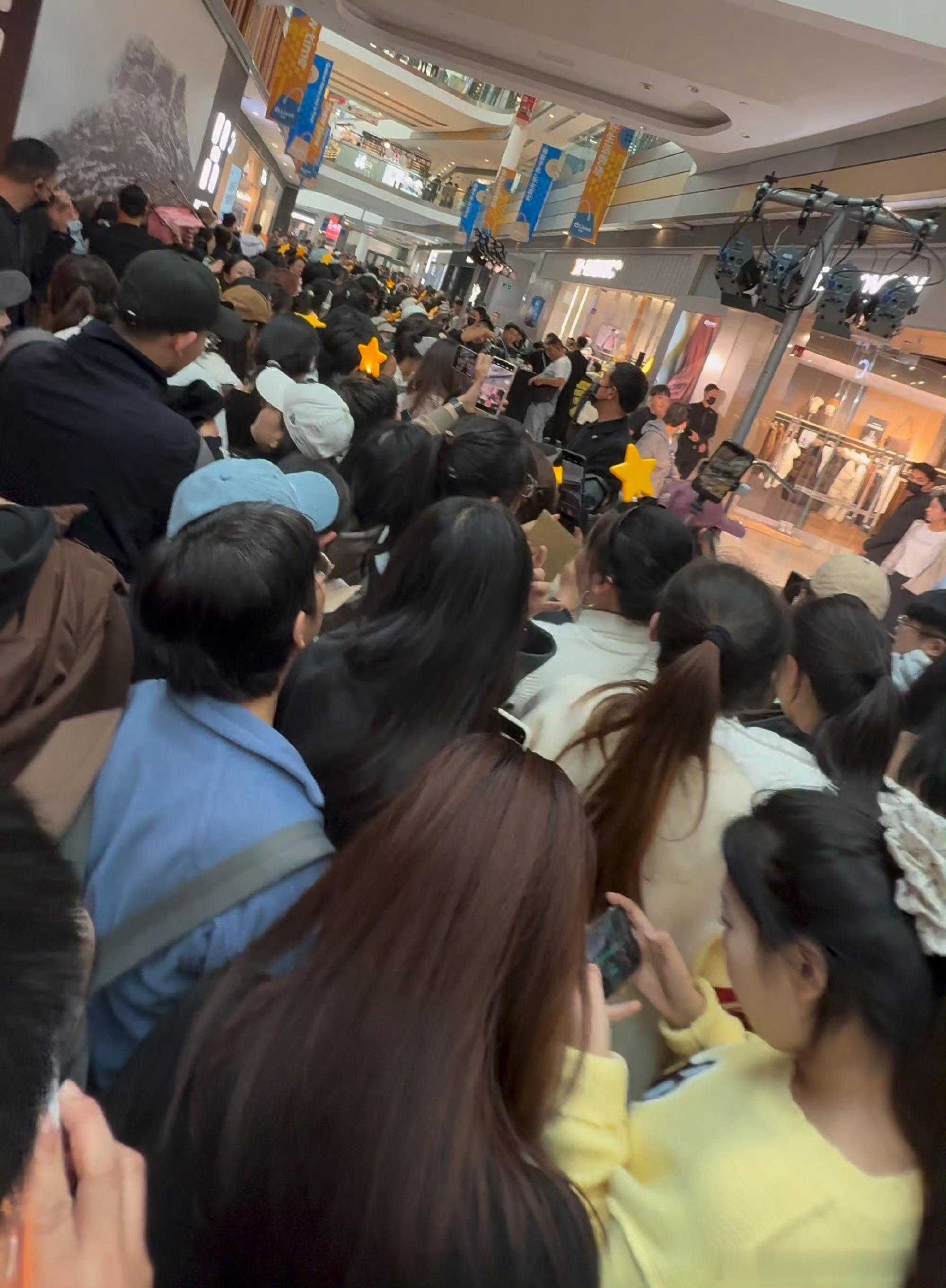 陈丽君品牌活动，线下早早就已经人山人海啦，这人气[赞][赞] ​​​