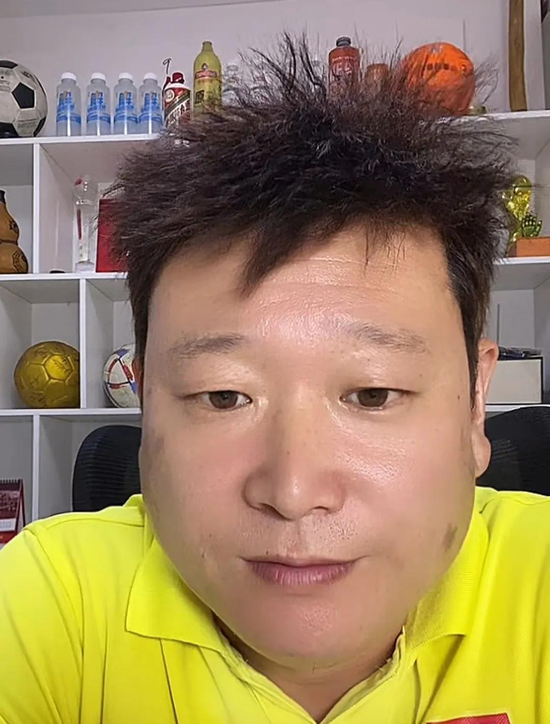 足球博主牛刚透露，山东泰山主教练韩鹏本赛季不会下课。
牛刚在直播时表示，据他所知