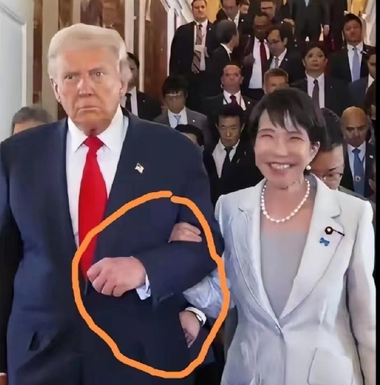 高市早苗挽着特朗普胳膊，第三只手突然入镜，现场到底谁在掌控节奏？

那天拍的照片