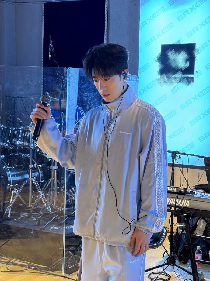 #鹭卓晒排练照##鹭卓彩排plog# 鹭卓的成都演唱会排练照，灰色卫衣套装让他看