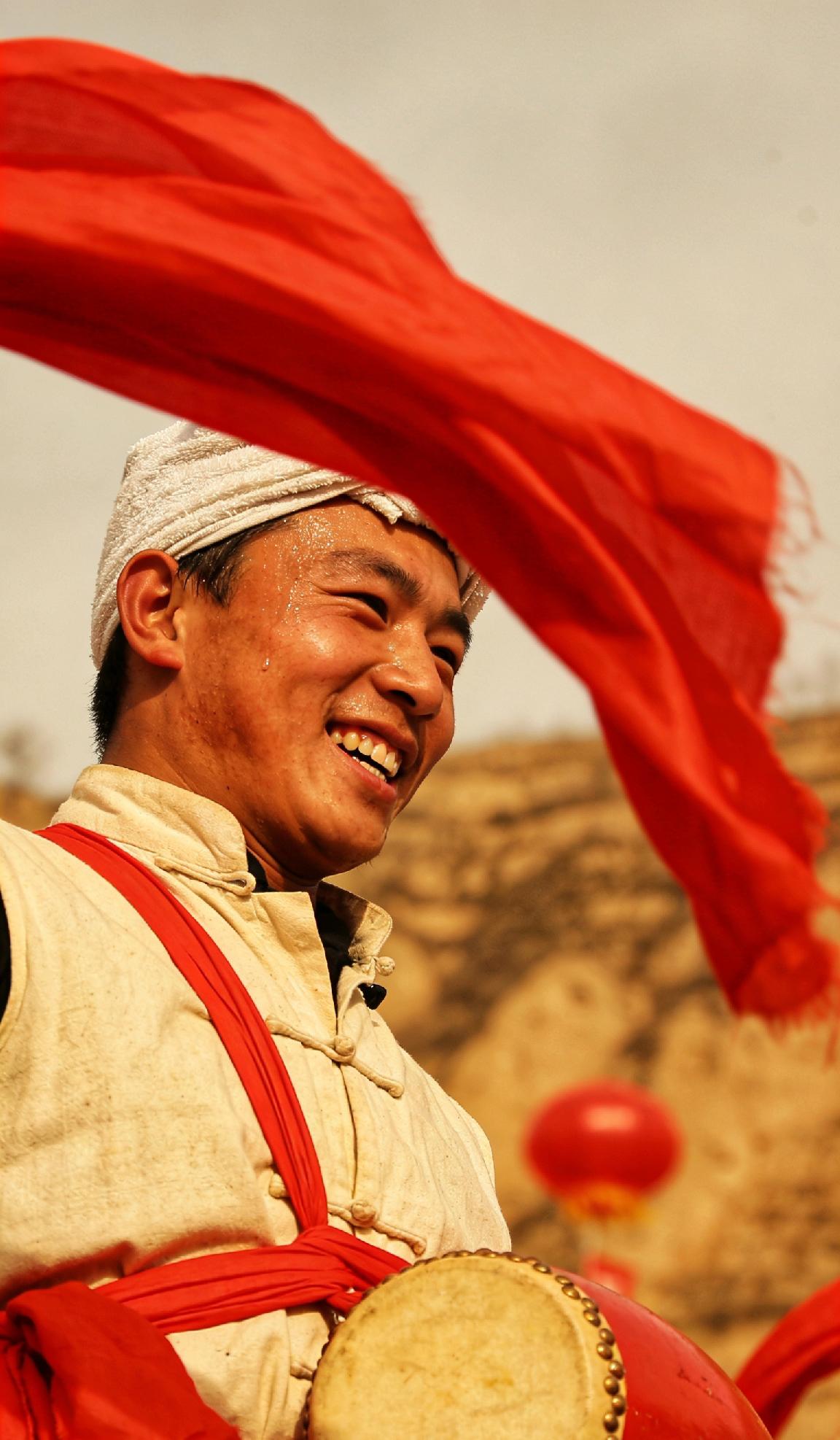 听！黄土地上的鼓点敲醒了春天！🥘
安塞腰鼓的红绸一甩，就是马年最烈的红火。
愿