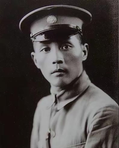 1926年，钱大钧追欧阳藻丽，老丈人死活不同意。他急眼了，掏枪往脑袋上一顶——砰