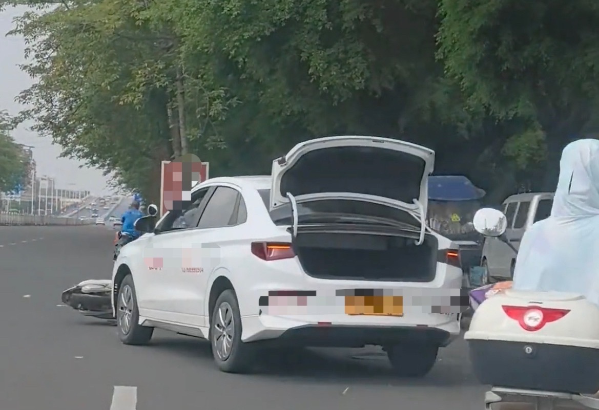 【玉林一环北二院门口路段教练车和电车碰撞】9月8日，网友爆料称：玉林市一环北路二
