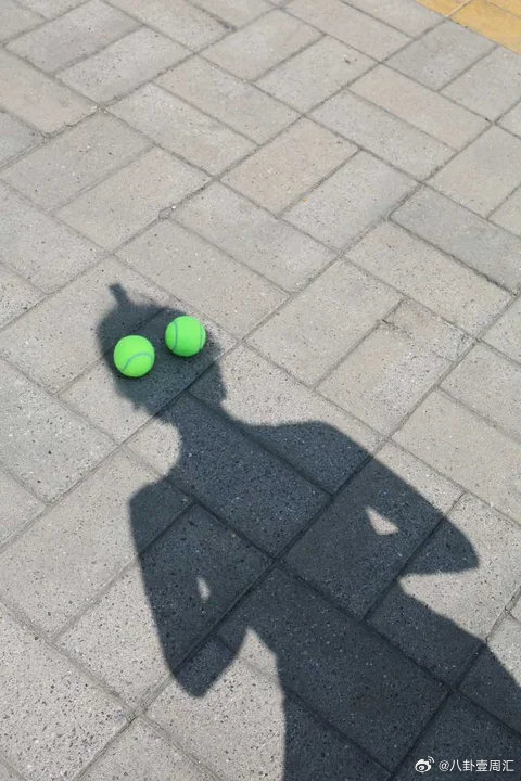 李庚希cos奥特曼李庚希晒打网球照🈶，李庚希晒打网球照还cos奥特曼哈哈哈！李