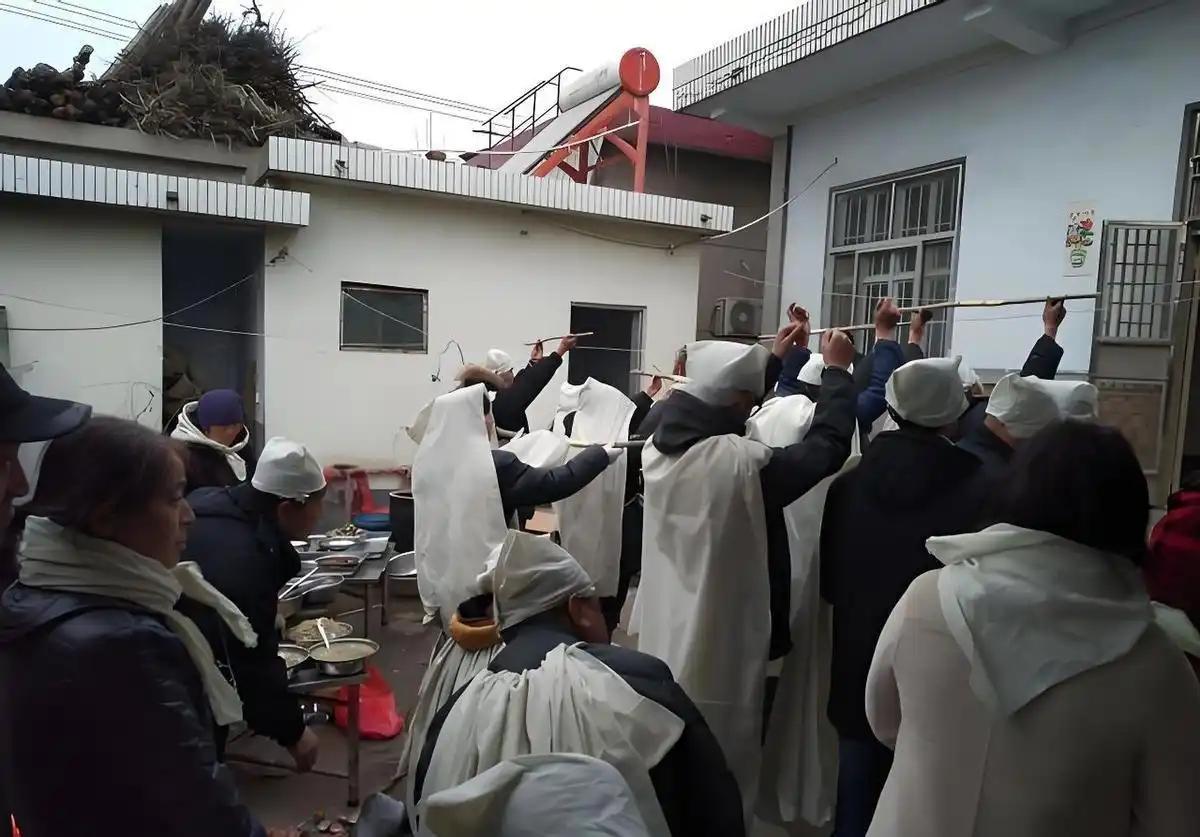 公公出殡着天，我看清了人性最真实的一面
 
灵车的哀乐在清晨的山村响起时我站在院