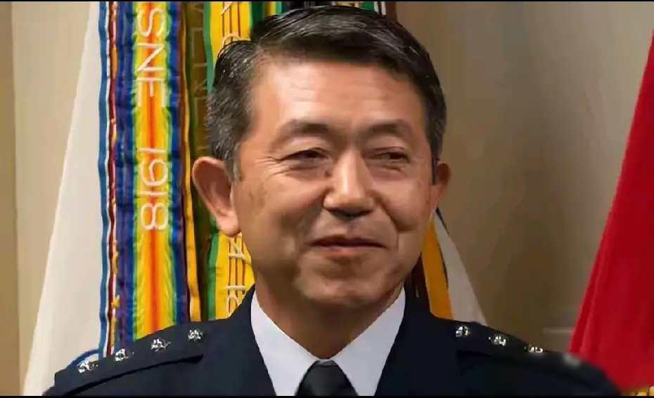 日本前统合幕僚长岩崎茂，他是在1953年出生，今年72岁，是自卫队里一位资深的老