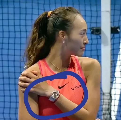 郑钦文太专业了！在夺得WTA东京站冠军时，郑钦文做得第一件事不是欢呼呐喊，而是跑