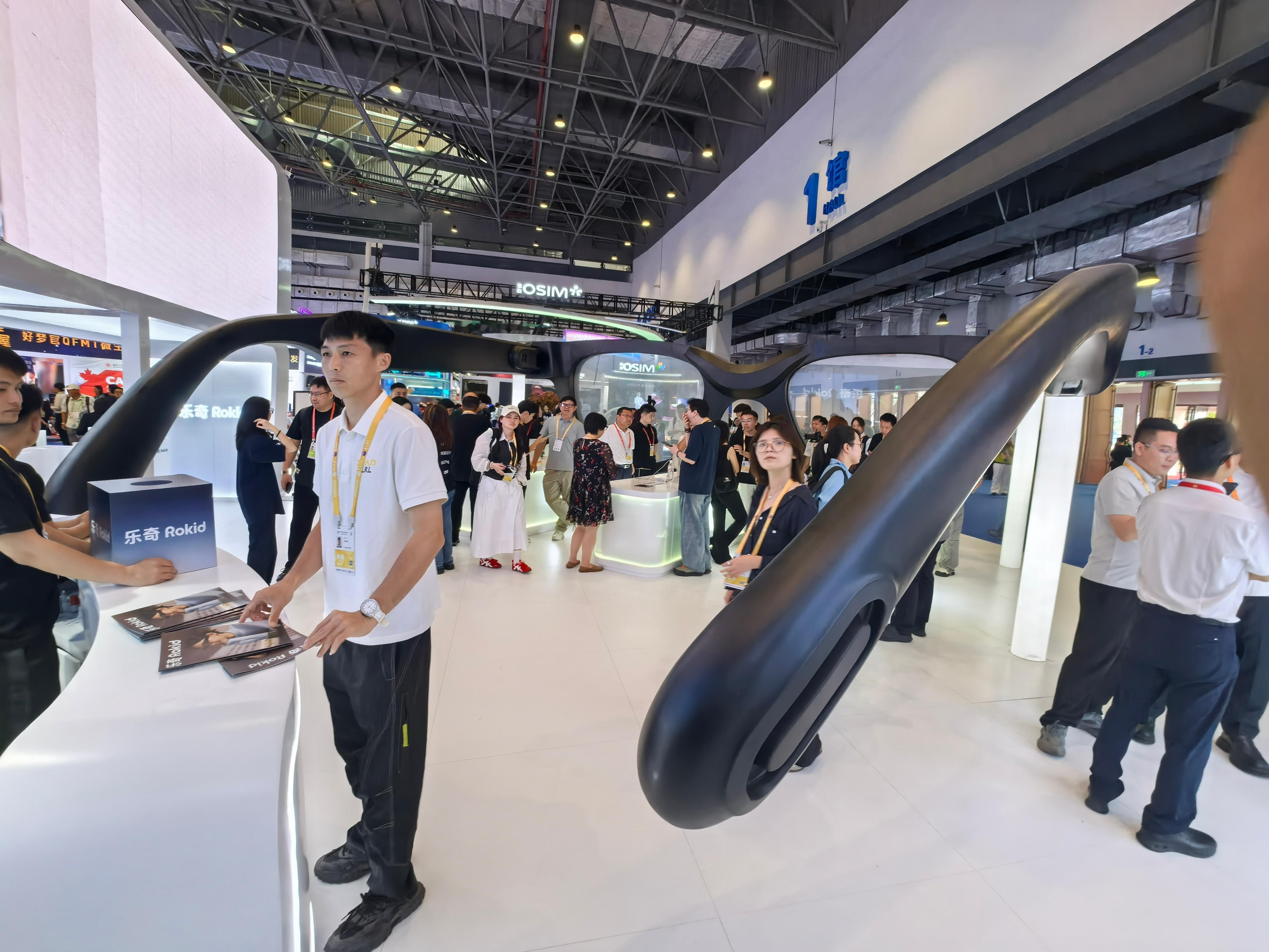 开局之年看中国开放自贸港4月13日，第六届中国国际消费品博览会在海口举办，本届消