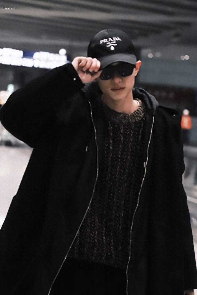 白宇帆被曝隐婚生子，一家三口出游画面曝光
