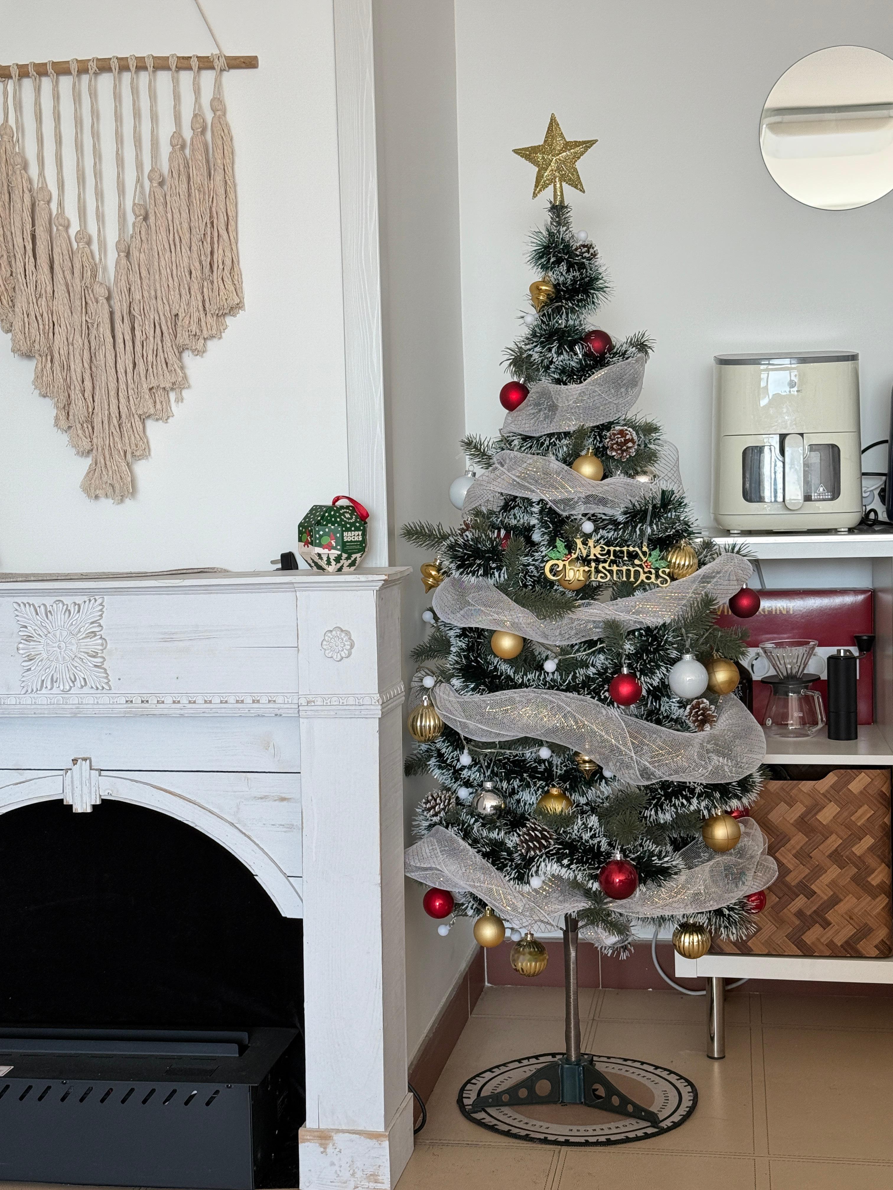 经过半天的打扮！家里的圣诞树终于布置的有点样子了！！！大家帮我来点平安夜文案？?