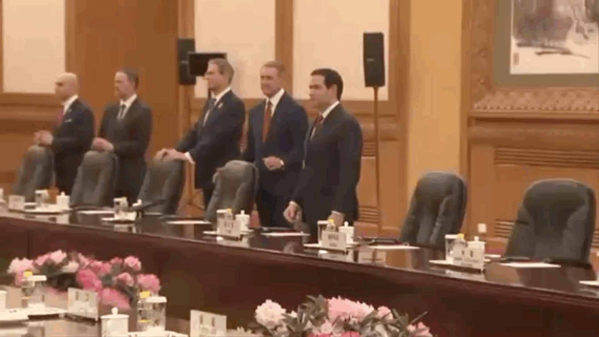 看得出来，小鲁同学应该是非常喜欢会议室天花板……美国务卿鲁比奥点赞中式美学