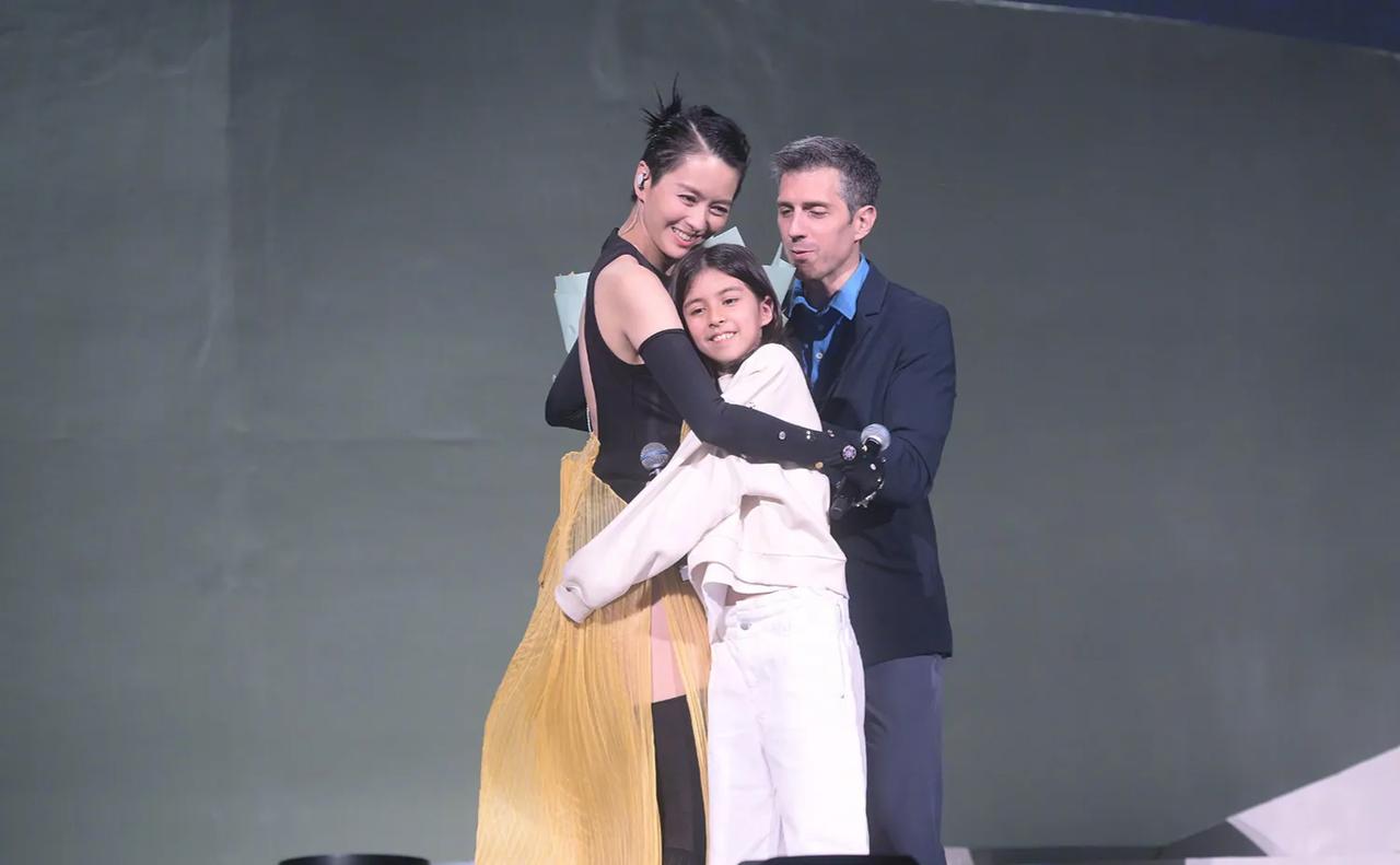 梁咏琪演唱会现场，西班牙老公和混血女儿惊喜亮相。一家三口在台上甜蜜互动，画面温馨
