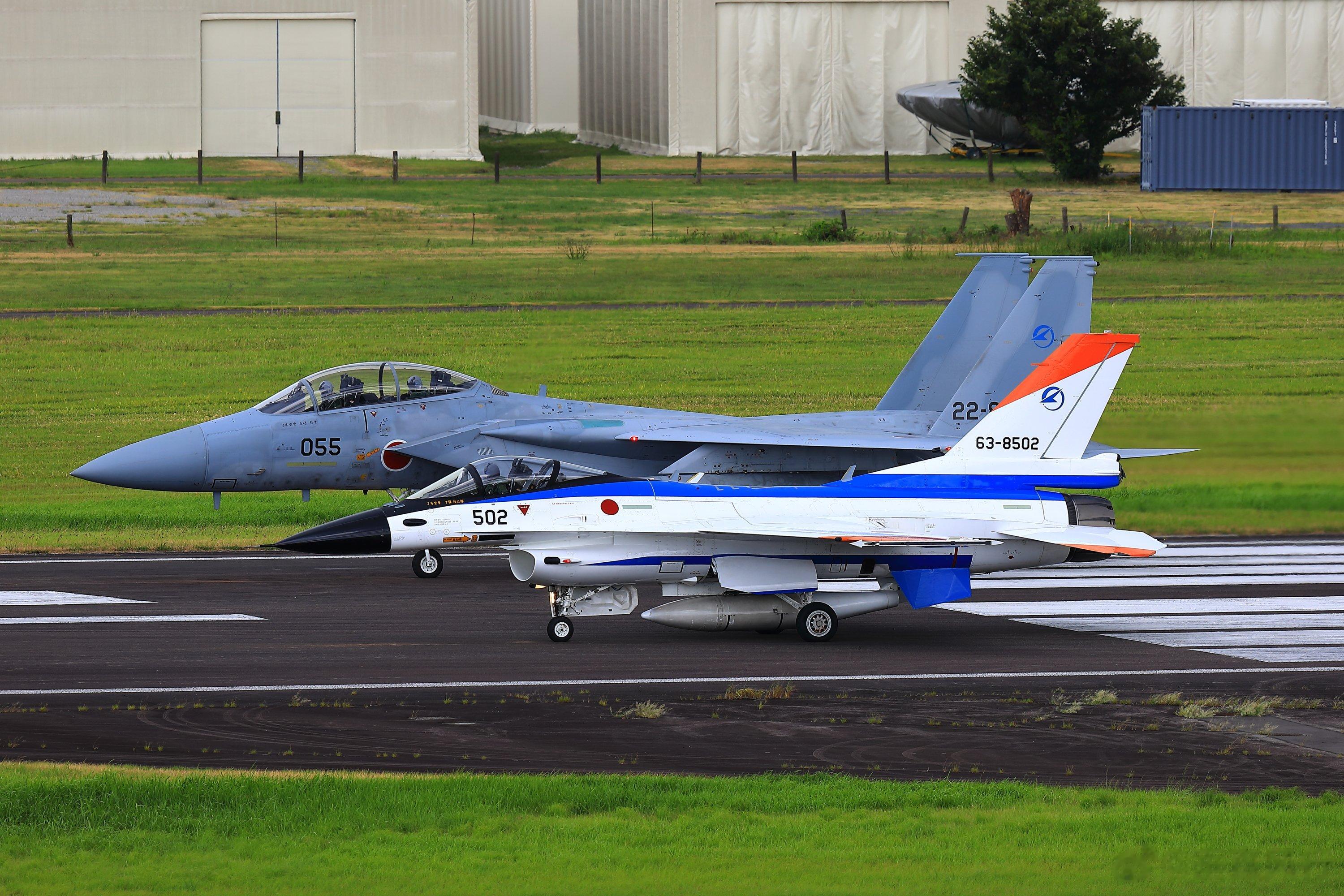 F-2尽管已经是F-16的放大版了，这么一比还是很小巧#航空[超话]##武器装备