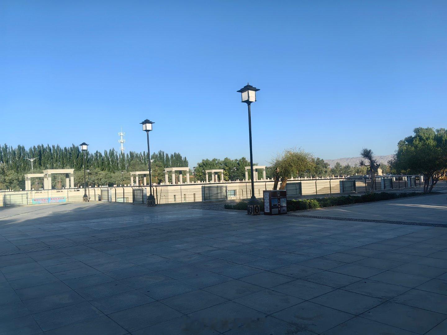 抵达敦煌，排队打车，