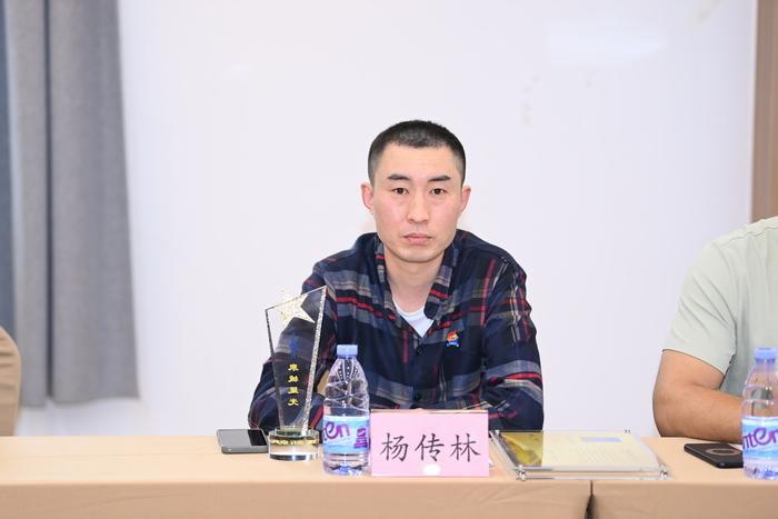 从街头救人到拾金不昧 网约配送员杨传林书写不凡篇章！2025年5月某日的凌晨，一