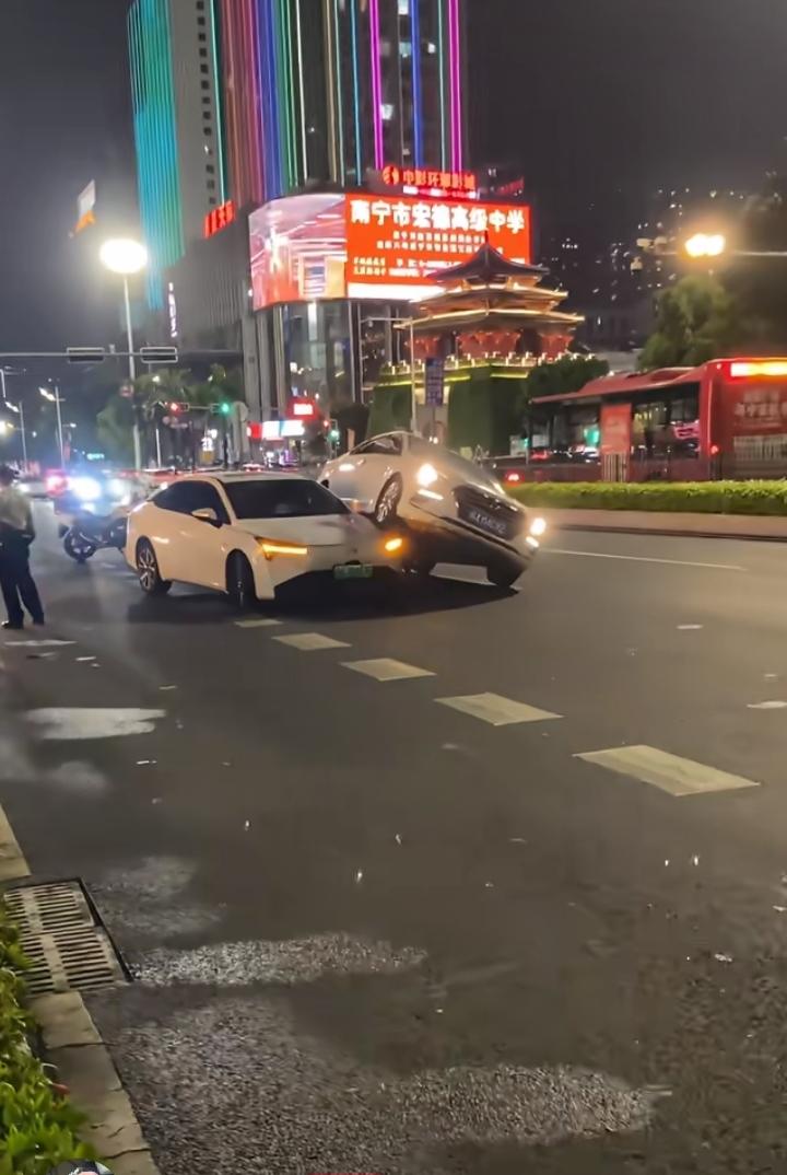昨晚南宁朝阳广场，实在想不通两辆车是怎么相撞后拥抱在一起的！经过的时候两辆车都在