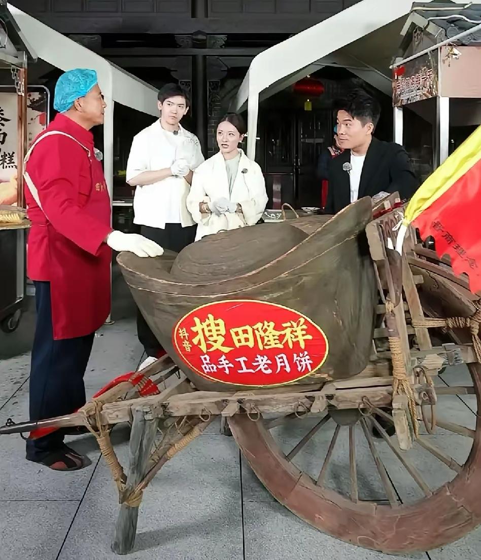 卖老式月饼的大爷说我努力备货20多天，董宇辉问大爷，你备货多吗？大爷这样回答。我