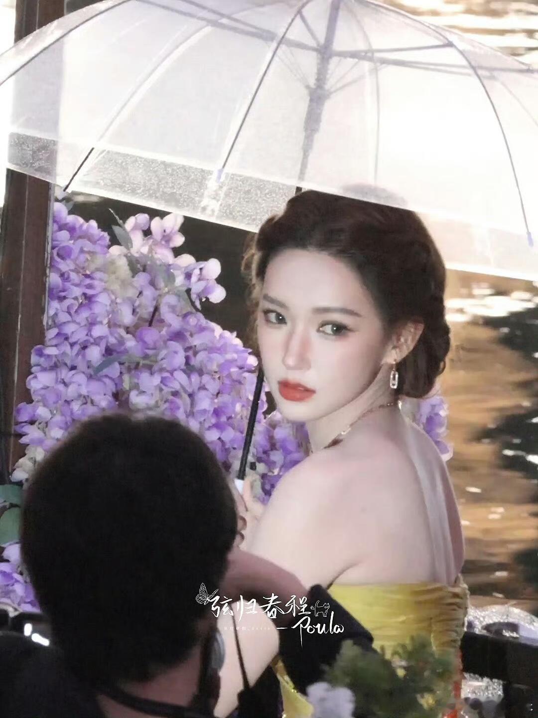 程潇年度全能突破艺人直角肩+锁骨杀，冷白皮衬得裙装高级又性感，程潇行走的复古名伶