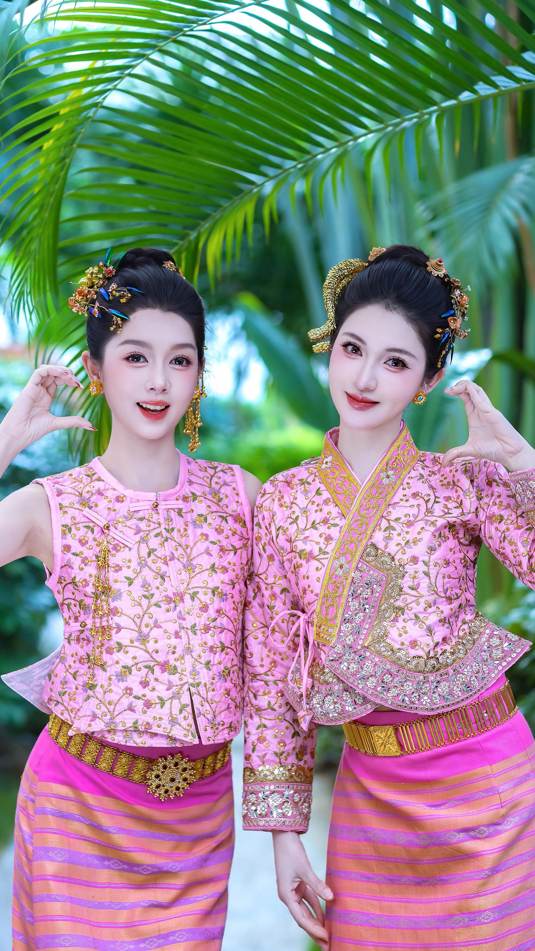 “粉金流光高级配色。”