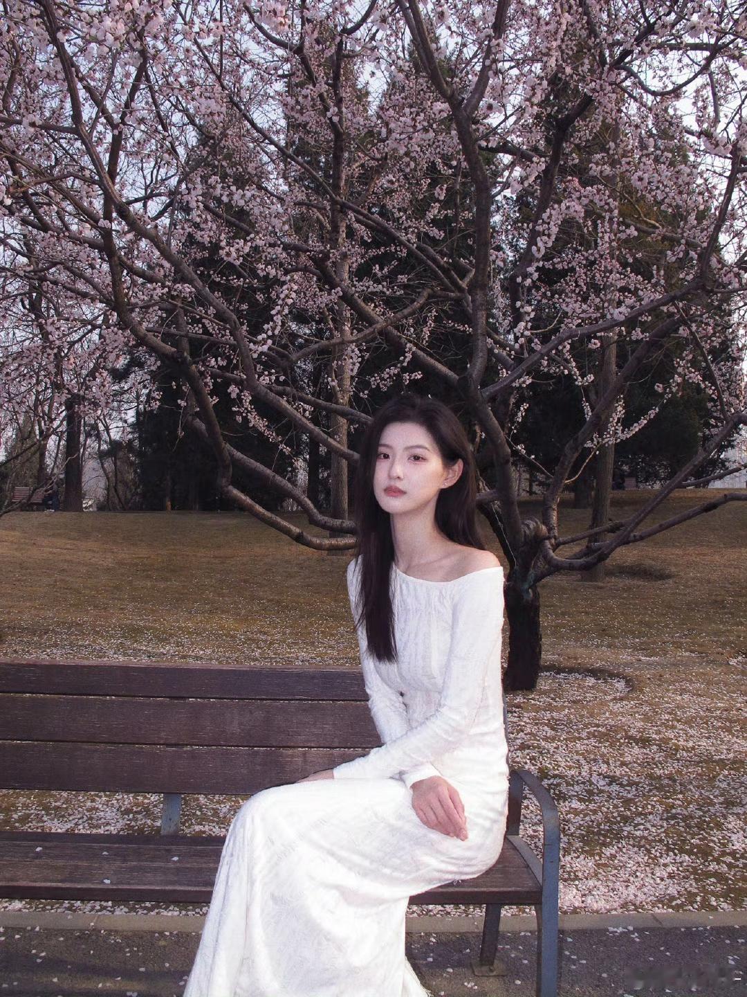普通美女拍照能有多好看?轻轻地我来了，带来一阵微风😇
这是个阳光明媚的春日下午