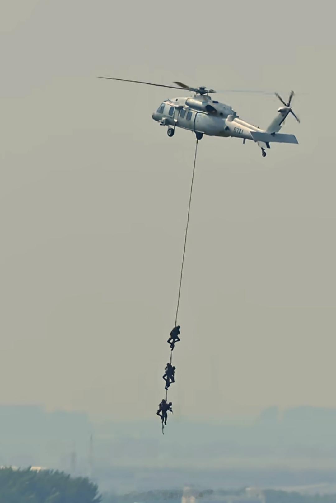 空降兵直-20KA在长春航展测试特战SPIE撤离训练，不知道为啥正式表演时候取消