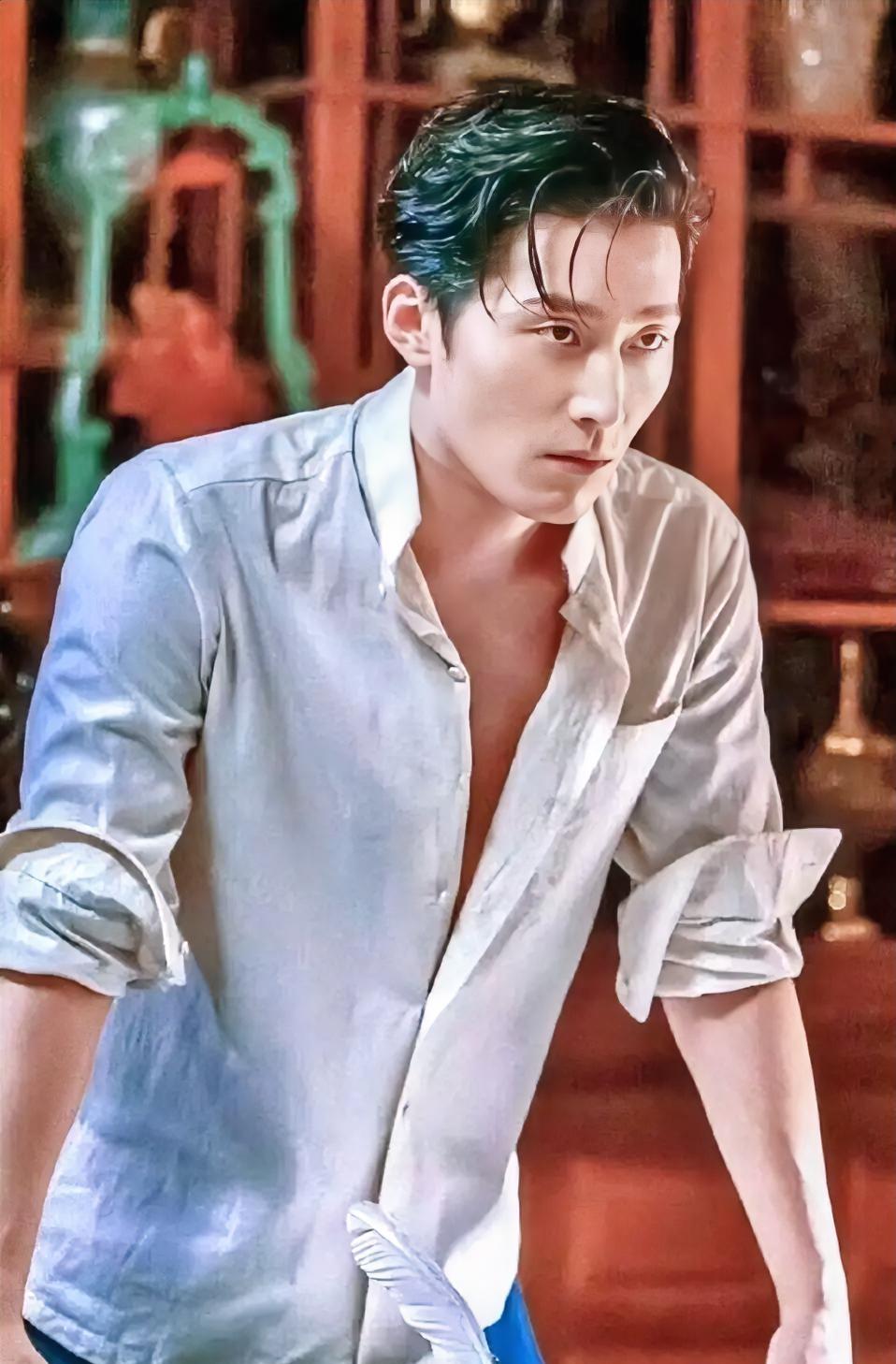 他不是没戏拍，是不想演给流量看。
演完《破阵子》，他没上热搜，却去了香港的山。