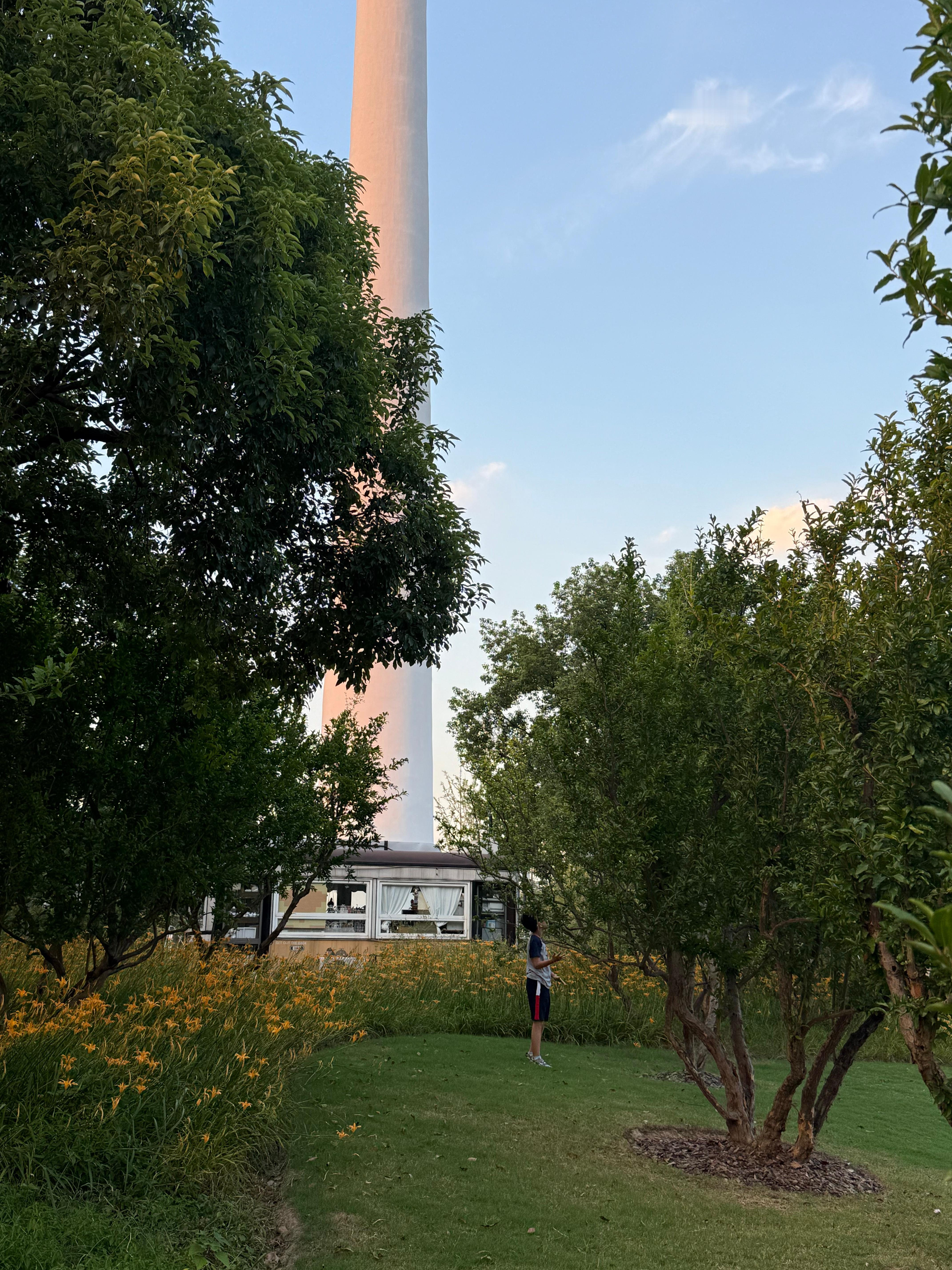 上海可比东南亚热多了[哈哈]人家东南亚这个温度基本都赤膊了 ​​​